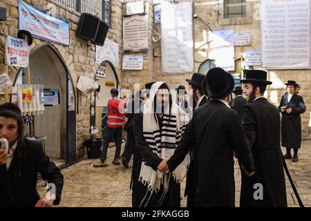 Mount Meron, Israel. April 2021. Ultra-orthodoxe Juden stehen auf dem jüdisch-orthodoxen Wallfahrtsort am Berg Meron, wo Dutzende von Gläubigen während des jüdischen religiösen Festivals lag Ba'Omer in Nordisraelien bei einem Stampede getötet wurden. Quelle: Ilia Yefimovich/dpa/Alamy Live News Stockfoto