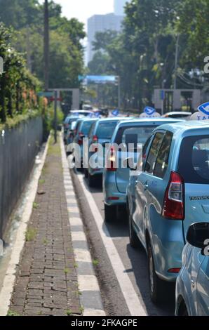 Senayan, Jakarta, Indonesien - 23. April 2021: Eine Reihe blauer Taxis wartet auf Passagiere. Stockfoto