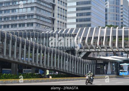 Senayan, Jakarta - 23. April 2021: Eine Fußgängerbrücke zur Bushaltestelle. Stockfoto