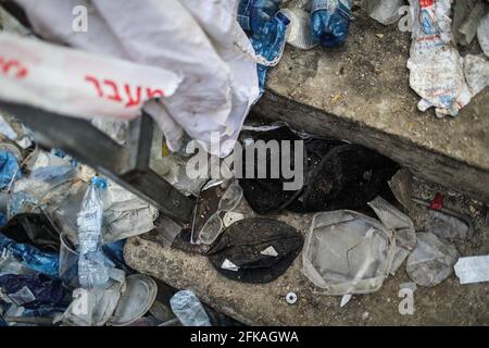 Mount Meron, Israel. 30. April 2021. Persönliche Gegenstände sind auf dem jüdisch-orthodoxen Wallfahrtsort am Berg Meron verstreut, wo während des jüdischen religiösen Festivals lag Ba'Omer im Norden Israels Dutzende von Gläubigen bei einem Stampede getötet wurden. Quelle: Ilia Yefimovich/dpa/Alamy Live News Stockfoto