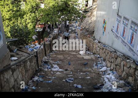 Mount Meron, Israel. April 2021. Verstreute persönliche Gegenstände und Trümmer sind auf dem jüdisch-orthodoxen Wallfahrtsort Mount Meron zu sehen, wo während des jüdischen religiösen Festivals lag Ba'Omer im Norden Israels Dutzende von Gläubigen bei einem Stampede getötet wurden. Quelle: Ilia Yefimovich/dpa/Alamy Live News Stockfoto