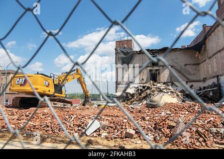 Das 1873 erbaute ehemalige Polizeidezernat in Burlington, Iowa, wird von Entwicklern eines neuen Projekts abgerissen. Stockfoto