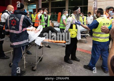 Safed, Israel. April 2021. Rettungskräfte evakuieren die Verwundeten, die bei einem Ansturm auf dem Berg Meron verletzt wurden, zum Ziv Medical Center in der nordisraelischen Stadt Safed, 30. April 2021. Bei einem israelischen Fest, an dem Zehntausende von Menschen teilnahmen, wurden nach Mitternacht am Donnerstag mindestens 44 Menschen getötet und 103 verletzt, berichteten lokale Medien. Die Tragödie ereignete sich auf dem Berg Meron im Norden Israels, während des Festivals, das jedes Jahr am Vorabend des jüdischen Feiertags lag BaOmer gefeiert wird. Quelle: Xinhua/Alamy Live News Stockfoto