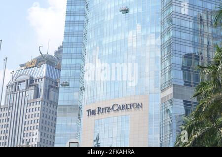 Senayan, Jakarta, Indonesien - 23. April 2021: Ein Ritz Carlton Hotel in einem exklusiven Viertel. Stockfoto