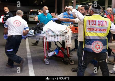 Safed, Israel. April 2021. Rettungskräfte evakuieren die Verwundeten, die bei einem Ansturm auf dem Berg Meron verletzt wurden, zum Ziv Medical Center in der nordisraelischen Stadt Safed, 30. April 2021. Bei einem israelischen Fest, an dem Zehntausende von Menschen teilnahmen, wurden nach Mitternacht am Donnerstag mindestens 44 Menschen getötet und 103 verletzt, berichteten lokale Medien. Die Tragödie ereignete sich auf dem Berg Meron im Norden Israels, während des Festivals, das jedes Jahr am Vorabend des jüdischen Feiertags lag BaOmer gefeiert wird. Quelle: Xinhua/Alamy Live News Stockfoto