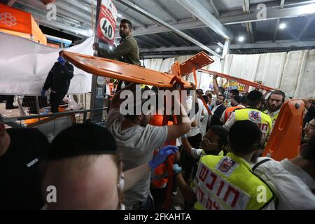 Meron, Israel. April 2021. Rettungskräfte arbeiten an der Stelle eines Stampede in Mount Meron, Israel, 30. April 2021. Bei einem israelischen Fest, an dem Zehntausende von Menschen teilnahmen, wurden nach Mitternacht am Donnerstag mindestens 44 Menschen getötet und 103 verletzt, berichteten lokale Medien. Die Tragödie ereignete sich auf dem Berg Meron im Norden Israels, während des Festivals, das jedes Jahr am Vorabend des jüdischen Feiertags lag BaOmer gefeiert wird. Quelle: Xinhua/Alamy Live News Stockfoto