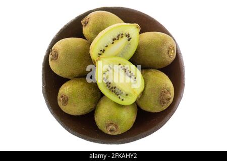 Tonschale aus goldgelber Mini-Kiwi-Beerenfrucht isoliert Auf weißem Hintergrund Stockfoto