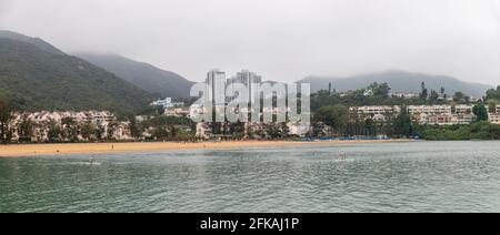 Panoramablick auf Strand und Meer in Discovery Bay, Lantau Island, hong kong an einem nebligen und bewölkten Tag Stockfoto