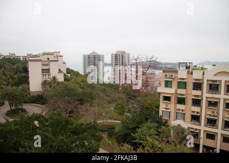 Landschaft von Gebäuden in Discovery Bay, Lantau Island, hong kong an einem nebligen und bewölkten Tag Stockfoto