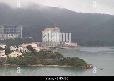 27 2 2021 Strand und Meer in Discovery Bay, Lantau Island, hong kong an einem nebligen und bewölkten Tag Stockfoto