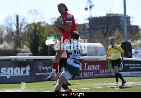 West Ealing. Vereinigtes Königreich. 17. April 2021. Brendan Owen (Jersey) fängt über David Johnston (Ealing), um den 3. Jersey Versuch zu erzielen. Ealing Trailfinders / Jersey Reds. Greene King IPA Championship Rugby. Schlossbar. West Ealing. London. Vereinigtes Königreich. Stockfoto