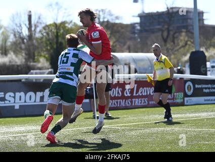 West Ealing. Vereinigtes Königreich. 17. April 2021. Brendan Owen (Jersey) fängt über David Johnston (Ealing), um den 3. Jersey Versuch zu erzielen. Ealing Trailfinders / Jersey Reds. Greene King IPA Championship Rugby. Schlossbar. West Ealing. London. Vereinigtes Königreich. Stockfoto