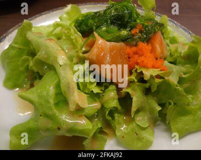 Frischer Lachsgemüsesalat auf dem Teller Stockfoto