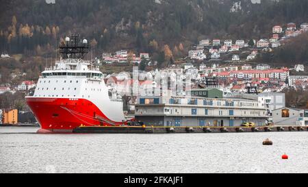 Das norwegische Offshore Supply Ship ist im Hafen von Bergen, Norwegen, vertäut Stockfoto