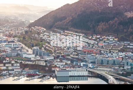 Bergen Norwegen, Luftbild der Stadt mit modernen Wohnhäusern, die an einem Tag aufgenommen wurden Stockfoto