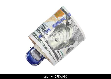 Ein marineblaues Metallauto in einer Rolle amerikanischer Autos Dollar-Banknotengeld isoliert auf Weiß Stockfoto