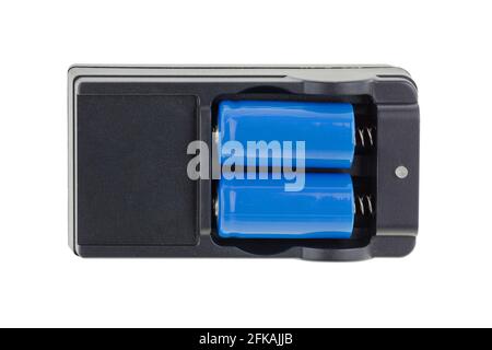 Nahaufnahme des blauen W 16340 Li-Thium-Akkus, 1200 mAh 3.7 V Li-Ion mit schwarzem Ladegerät isoliert auf weißem Hintergrund Stockfoto