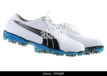 Golfschuhe für Herren in Weiß mit blauen Spikes Isoliert auf weißem Hintergrund Stockfoto