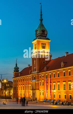 Warschau, Polen - 28. April 2021: Abendansicht des königlichen Schlosses, Zamek Krolewski, auf dem Schlossplatz in der Altstadt von Starowka Stockfoto