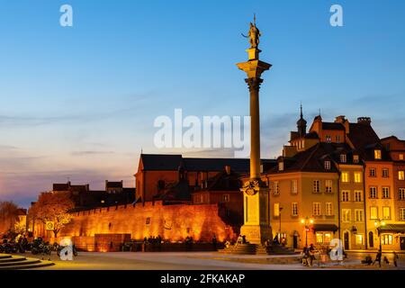 Warschau, Polen - 28. April 2021: Abendliches Panorama auf den Schlossplatz mit der Waza-Säule Sigismund III. Und bunten Mietshäusern in der Starowka-Altstadt Stockfoto