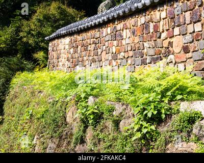 Alte Backsteinmauer mit Fragmenten von ausrangierten Töpferwaren in der Stadt Arita, Japan (Geburtsort des japanischen Porzellans) Stockfoto