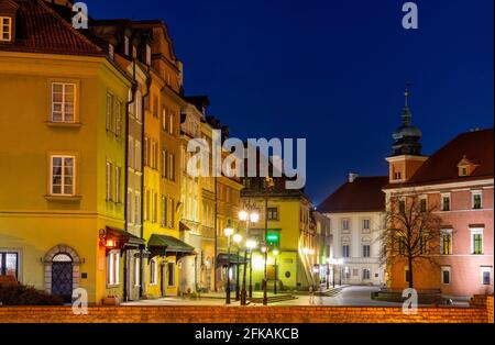 Warschau, Polen - 28. April 2021: Abendliches Panorama auf den Schlossplatz mit bunten Mietshäusern und der Kanonia-Straße in der Starowka-Altstadt Stockfoto