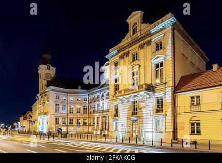 Warschau, Polen - 28. April 2021: Abendansicht des Jablonowski-Palastes, des Hauptquartiers der Citibank in Polen am Plac Teatralny-Platz und der Senatorska-Straße Stockfoto