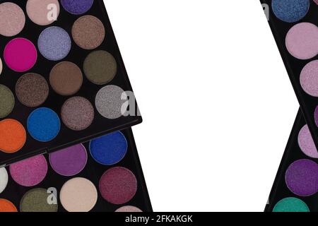 Farbenfroher Lidschatten. Nahaufnahme von oben der Make-up-Kosmetikpalette isoliert auf weißem Hintergrund mit zentriertem Copyspace Stockfoto