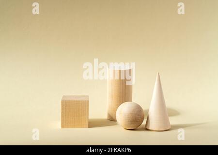 Konzeptioneller Hintergrund mit hellen Holzpodien und Holzkugel auf beigem Hintergrund für die Branding- und Verpackungspräsentation Ihres Produkts. Trendiger Stil Stockfoto