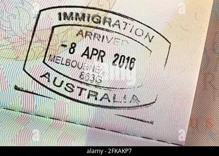 MELBOURNE, AUSTRALIEN - OKTOBER, 2016 : Nahaufnahme der Ankunftseintrittsmarke auf dem Reisepass für die Einwanderung, die am Flughafen Melbourne, Australien, im Oktober reist Stockfoto