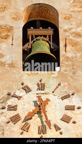 Alte mittelalterliche Kirche mit großer Uhr und Metallglocke - Detail eines historischen ligurischen Gebäudes Stockfoto