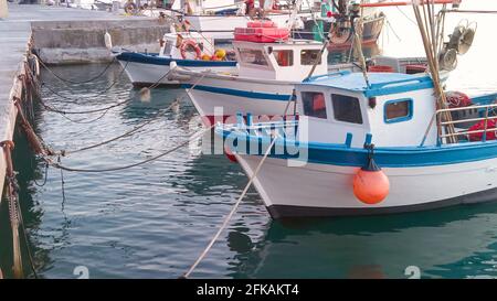 Fischerboote vertäuten im alten Hafen von Imperia Oneglia In Ligurien - Italien Stockfoto