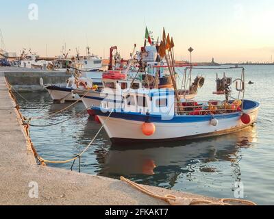 Fischerboote vertäuten im Hafen von Imperia Oneglia in Ligurien - Italien Stockfoto