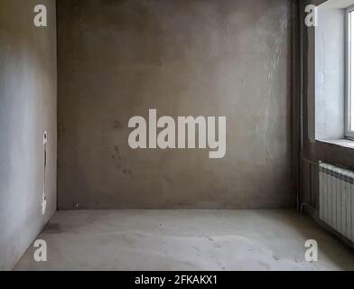 Leeres Zimmer in neuer Wohnung ohne Reparatur. Verdrahtung. Steckdosen und Drähte an der Wand - Innenarchitektur Stockfoto
