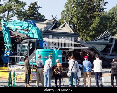 Aso, Japan - 5. November 2016: Trümmer wurden im schwer beschädigten Aso-Schrein nach 2016 Erdbeben in Kumamoto geräumt Stockfoto