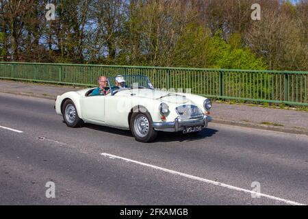 1959 50er Jahre weiße MG 1798cc Oldtimer, geschätzter Veteran, restaurierter alter Timer, Sammlermotoren, Vintage-Erbe, Alt erhalten, Sammlerstück, restauriert Stockfoto