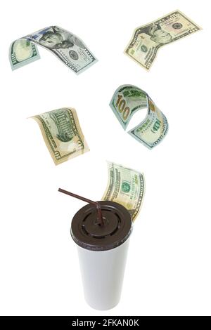 USD-Dollar-Banknotengeld fliegen über weißen Papierbecher für Kaffee mit braunem Deckel und Stroh isoliert auf weißem Hintergrund Stockfoto