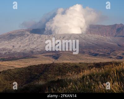 Nach 2016 Erdbeben und Eruption in Kumamoto - Aso-Kuju National Park, Präfektur Kumamoto, Japan, begumter Nakadake-Krater mit vulkanischer Asche bedeckt Stockfoto