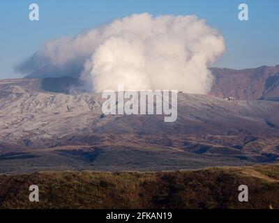 Nach 2016 Erdbeben und Eruption in Kumamoto - Aso-Kuju National Park, Präfektur Kumamoto, Japan, begumter Nakadake-Krater mit vulkanischer Asche bedeckt Stockfoto