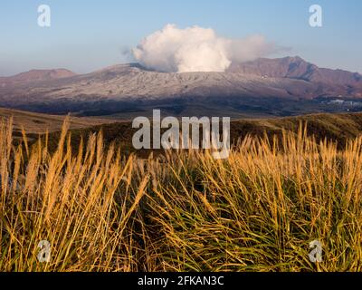 Nach 2016 Erdbeben und Eruption in Kumamoto - Aso-Kuju National Park, Präfektur Kumamoto, Japan, begumter Nakadake-Krater mit vulkanischer Asche bedeckt Stockfoto