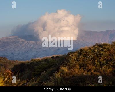 Nach 2016 Erdbeben und Eruption in Kumamoto - Aso-Kuju National Park, Präfektur Kumamoto, Japan, begumter Nakadake-Krater mit vulkanischer Asche bedeckt Stockfoto