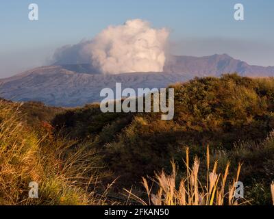 Nach 2016 Erdbeben und Eruption in Kumamoto - Aso-Kuju National Park, Präfektur Kumamoto, Japan, begumter Nakadake-Krater mit vulkanischer Asche bedeckt Stockfoto