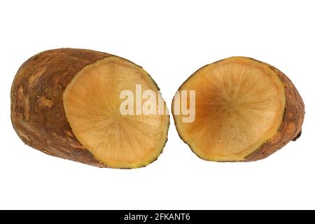 Frischer, halbierter Yacon (peruanischer gemahlener Apfel), isoliert auf Weiß Stockfoto