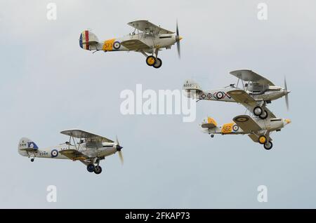 Flipast von Doppelflugzeugen der Royal Air Force und der Marine aus den 1930er Jahren. Hawker Doppeldecker; Demon, Nimrod I und Nimrod II und Hind. Flying Legends 2011 Stockfoto