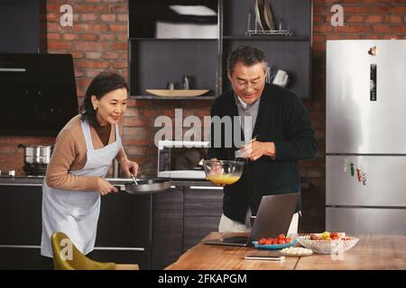 Ältere Paare innovative Gerichte in der Küche Stockfoto