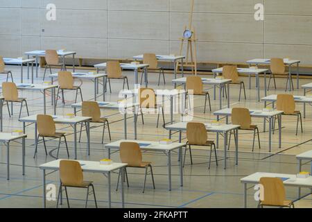 Dresden, Deutschland. April 2021. Tische und Stühle stehen in der Turnhalle vor dem Beginn der Abiturprüfung auf Deutsch am Gymnasium Bürgerwiese. Quelle: Robert Michael/dpa-Zentralbild/dpa/Alamy Live News Stockfoto