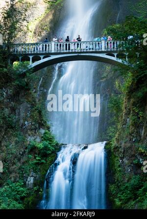 Corbett, OR, USA - 23. Juli 2017: Besucher auf der Vwing Bridge bei den Multnomah Falls in der Columbia River Gorge Stockfoto