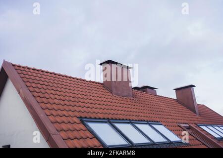 Ziegeldach mit Dachboden und Kamin der Altstadt Stockfoto