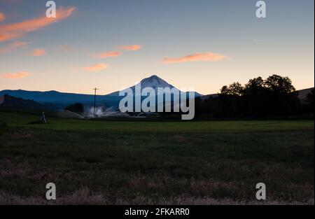 Sonnenuntergang über dem Ackerland um Mount Hood - Oregon, USA Stockfoto
