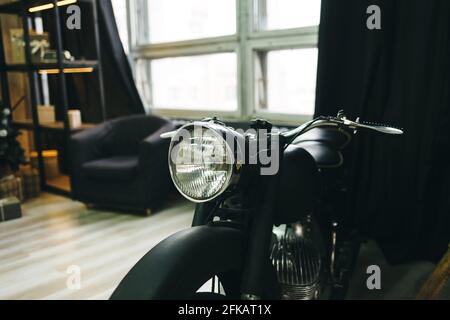 Nahaufnahme eines Vintage-Motorradableinlichtscheinwerfers im Zimmer Stockfoto